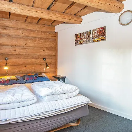 18 Person In Ansager